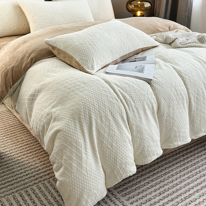 91家纺网 家纺一手货源 找家纺 铠畅家纺 2023爆款A类230g立体雕花牛奶绒四件套 七巧板奶白