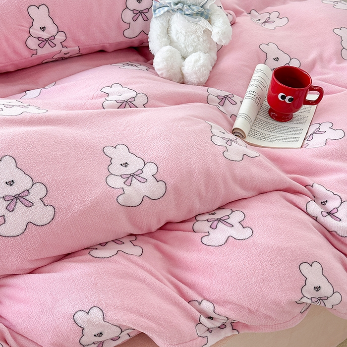 91家纺网 家纺一手货源 找家纺 昔可家纺  2023新款高克重印花牛奶绒卡通系列四件套 多巴胺兔兔