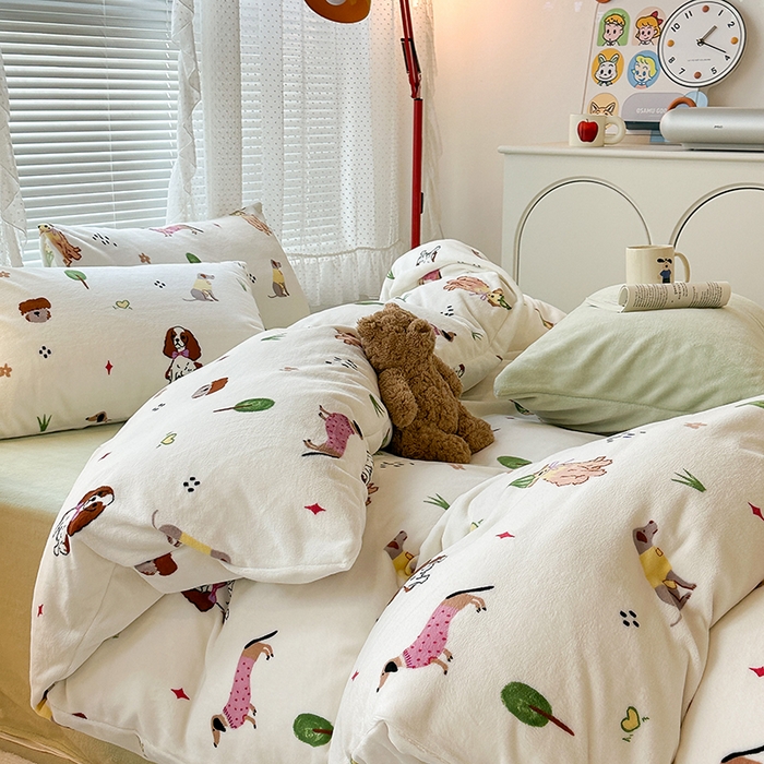 91家纺网 家纺一手货源 找家纺 昔可家纺  2023新款高克重印花牛奶绒卡通系列四件套 萌宠狗狗