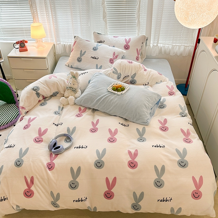 91家纺网 家纺一手货源 找家纺 昔可家纺  2023新款高克重印花牛奶绒卡通系列四件套 长耳朵兔兔