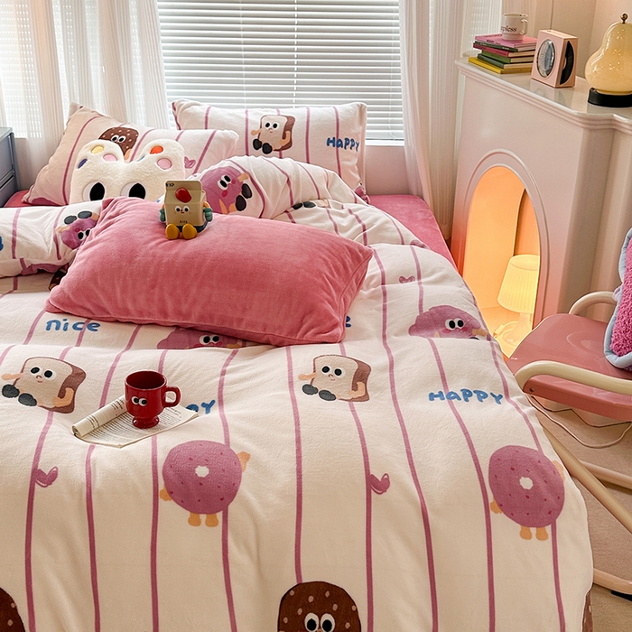 91家纺网 家纺一手货源 找家纺 昔可家纺  2023新款高克重印花牛奶绒卡通系列四件套 吐司面包