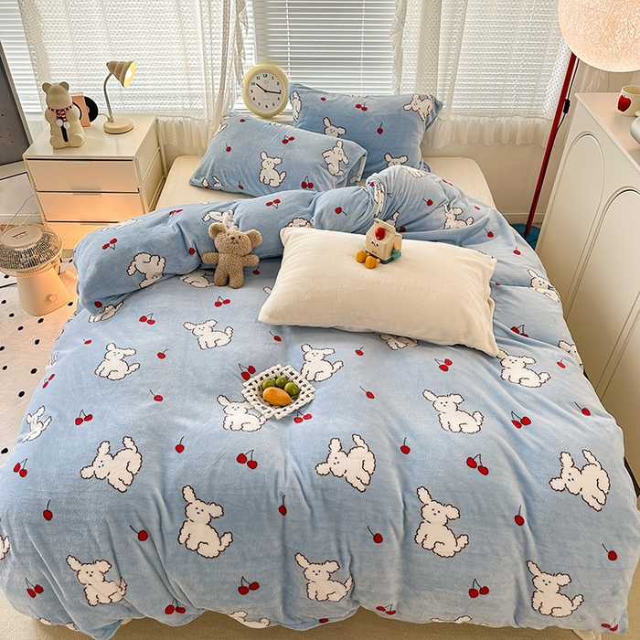 91家纺网 家纺一手货源 找家纺 昔可家纺  2023新款高克重印花牛奶绒卡通系列四件套 樱桃小奶狗