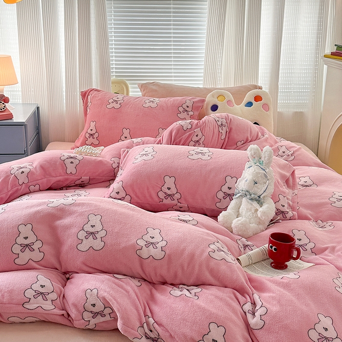 91家纺网 家纺一手货源 找家纺 昔可家纺  2023新款高克重印花牛奶绒卡通系列四件套 多巴胺兔兔