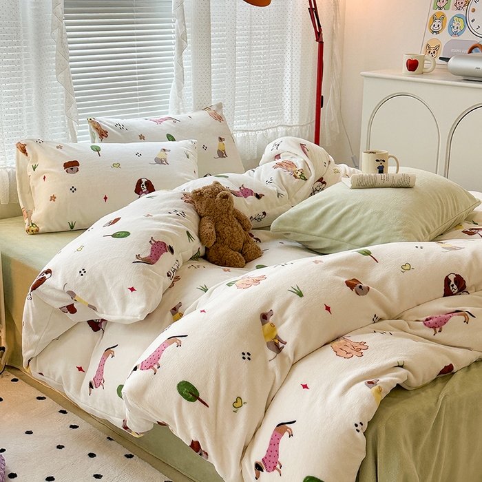 91家纺网 家纺一手货源 找家纺 昔可家纺  2023新款高克重印花牛奶绒卡通系列四件套 萌宠狗狗