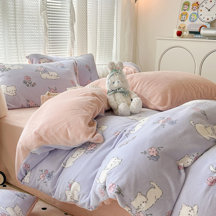 91家纺网 家纺一手货源 找家纺 昔可家纺  2023新款高克重印花牛奶绒卡通系列四件套 花花小猫咪