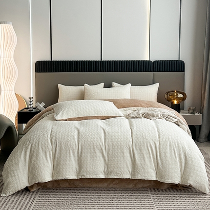 91家纺网 家纺一手货源 找家纺 铠畅家纺 2023爆款A类230g立体雕花牛奶绒四件套 山茶花奶白