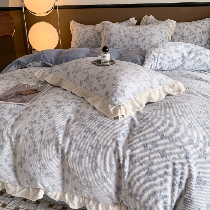 91家纺网 家纺一手货源 找家纺 潘朵拉 2023新款高克重法式花边着色雕花牛奶绒四件套 梨花兰