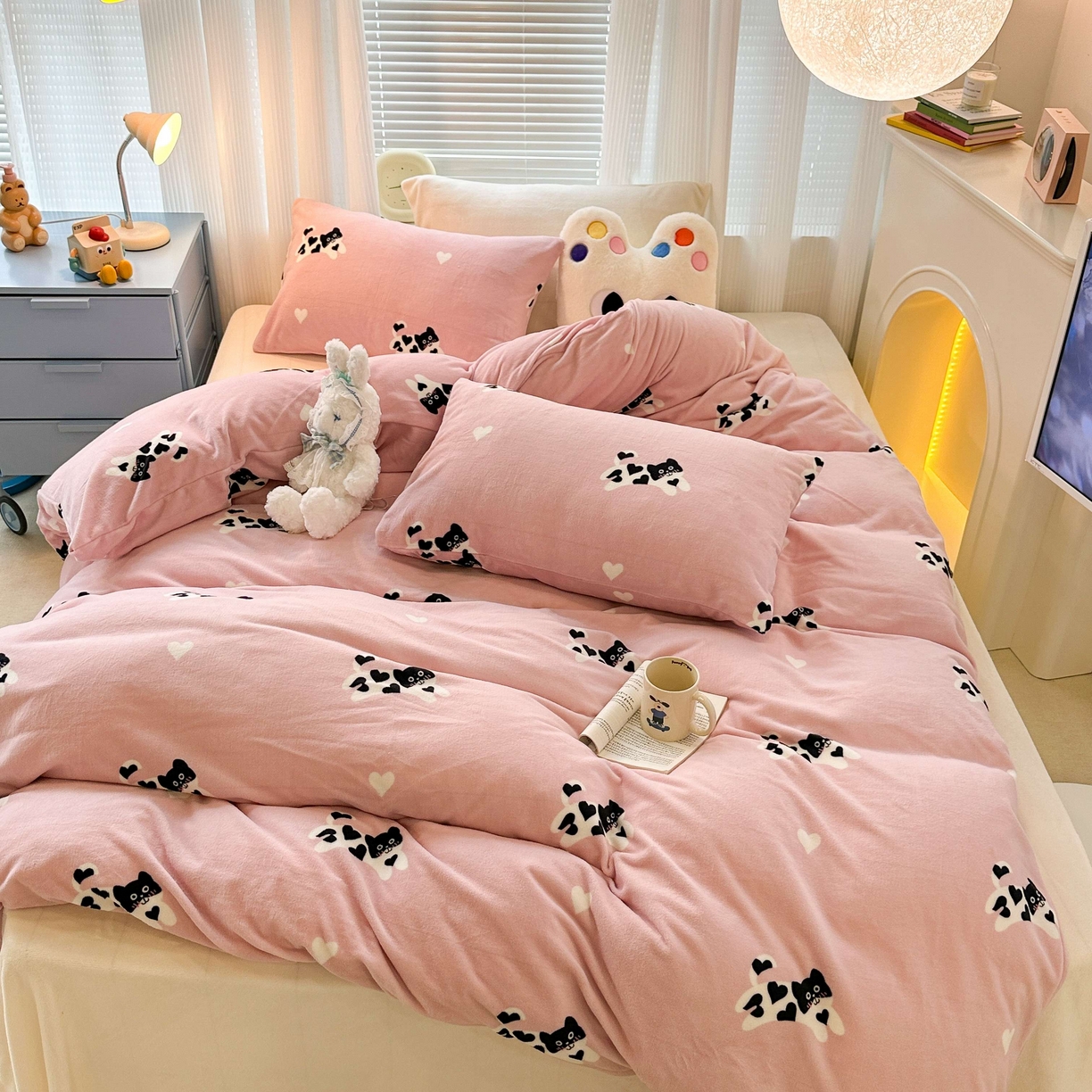 91家纺网 家纺一手货源 找家纺 昔可家纺  2023新款高克重印花牛奶绒卡通系列四件套 爱心小黑猫