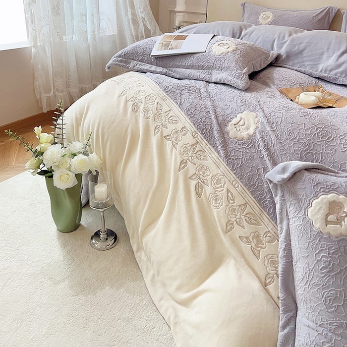 91家纺网 家纺一手货源 找家纺 宅家居 2023新款法式风拼接刺绣全消光A类浮雕花绒剪花烂花牛奶绒四件套-幸福玫瑰 魅-紫