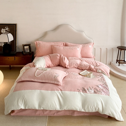 91家纺网 家纺一手货源 找家纺 爱家 2023 新款A类牛奶绒刺绣四件套--梦巴黎系列 公主粉-奶昔白