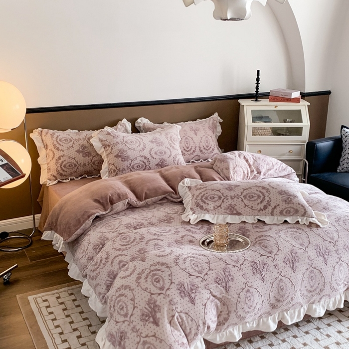 91家纺网 家纺一手货源 找家纺 潘朵拉 2023新款高克重法式花边着色雕花牛奶绒四件套 法式浪漫咖