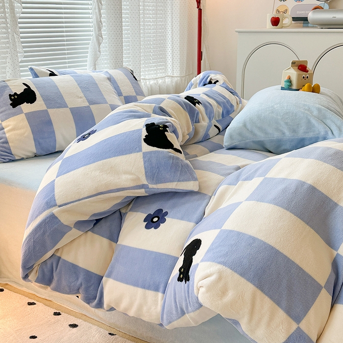 91家纺网 家纺一手货源 找家纺 昔可家纺  2023新款高克重印花牛奶绒卡通系列四件套 蓝格小黑猫