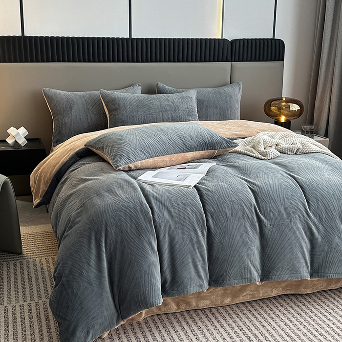 91家纺网 家纺一手货源 找家纺 铠畅家纺 2023爆款A类230g立体雕花牛奶绒四件套 大浪淘沙花型-灰