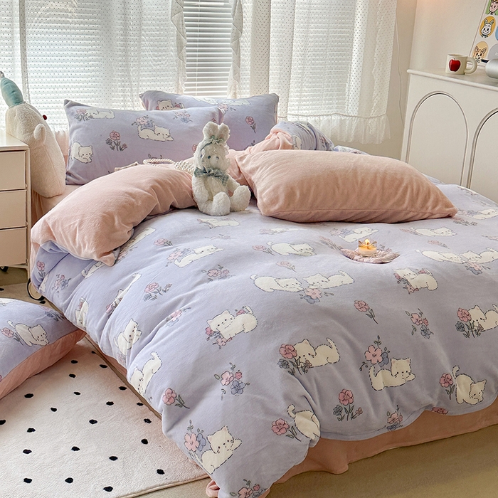 91家纺网 家纺一手货源 找家纺 昔可家纺  2023新款高克重印花牛奶绒卡通系列四件套 花花小猫咪