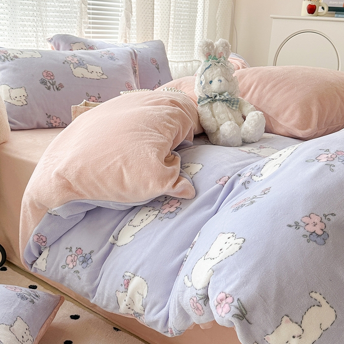 91家纺网 家纺一手货源 找家纺 昔可家纺  2023新款高克重印花牛奶绒卡通系列四件套 花花小猫咪