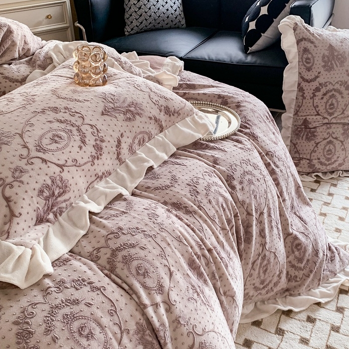 91家纺网 家纺一手货源 找家纺 潘朵拉 2023新款高克重法式花边着色雕花牛奶绒四件套 法式浪漫咖