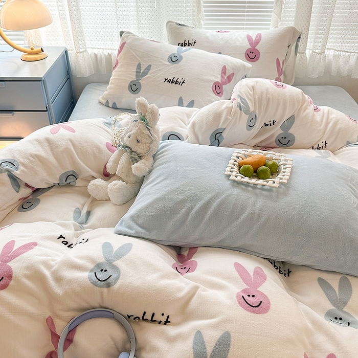 91家纺网 家纺一手货源 找家纺 昔可家纺  2023新款高克重印花牛奶绒卡通系列四件套 长耳朵兔兔