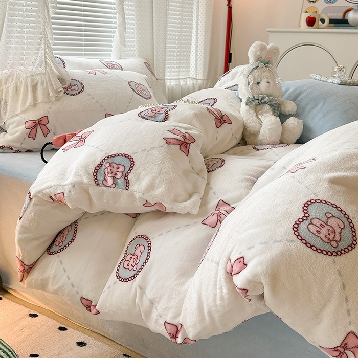 91家纺网 家纺一手货源 找家纺 昔可家纺  2023新款高克重印花牛奶绒卡通系列四件套 菱格爱心兔