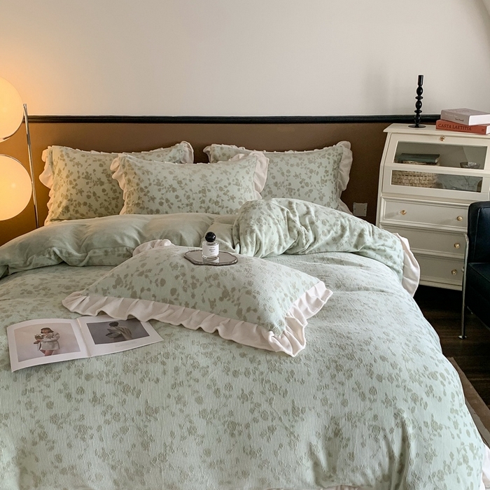 91家纺网 家纺一手货源 找家纺 潘朵拉 2023新款高克重法式花边着色雕花牛奶绒四件套 梨花绿