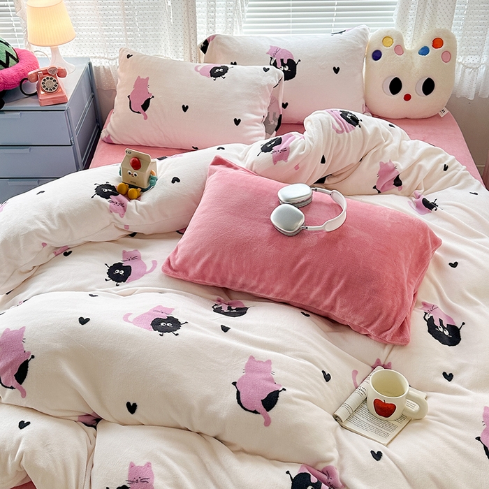 91家纺网 家纺一手货源 找家纺 昔可家纺  2023新款高克重印花牛奶绒卡通系列四件套 粉猫煤球