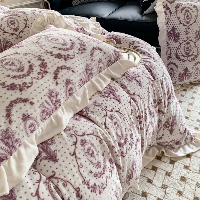 91家纺网 家纺一手货源 找家纺 潘朵拉 2023新款高克重法式花边着色雕花牛奶绒四件套 法式浪漫紫