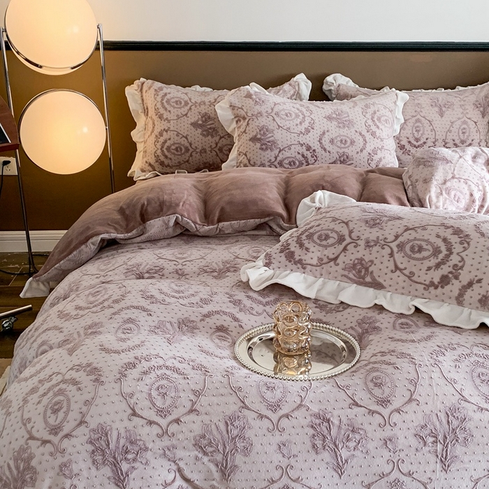 91家纺网 家纺一手货源 找家纺 潘朵拉 2023新款高克重法式花边着色雕花牛奶绒四件套 法式浪漫咖