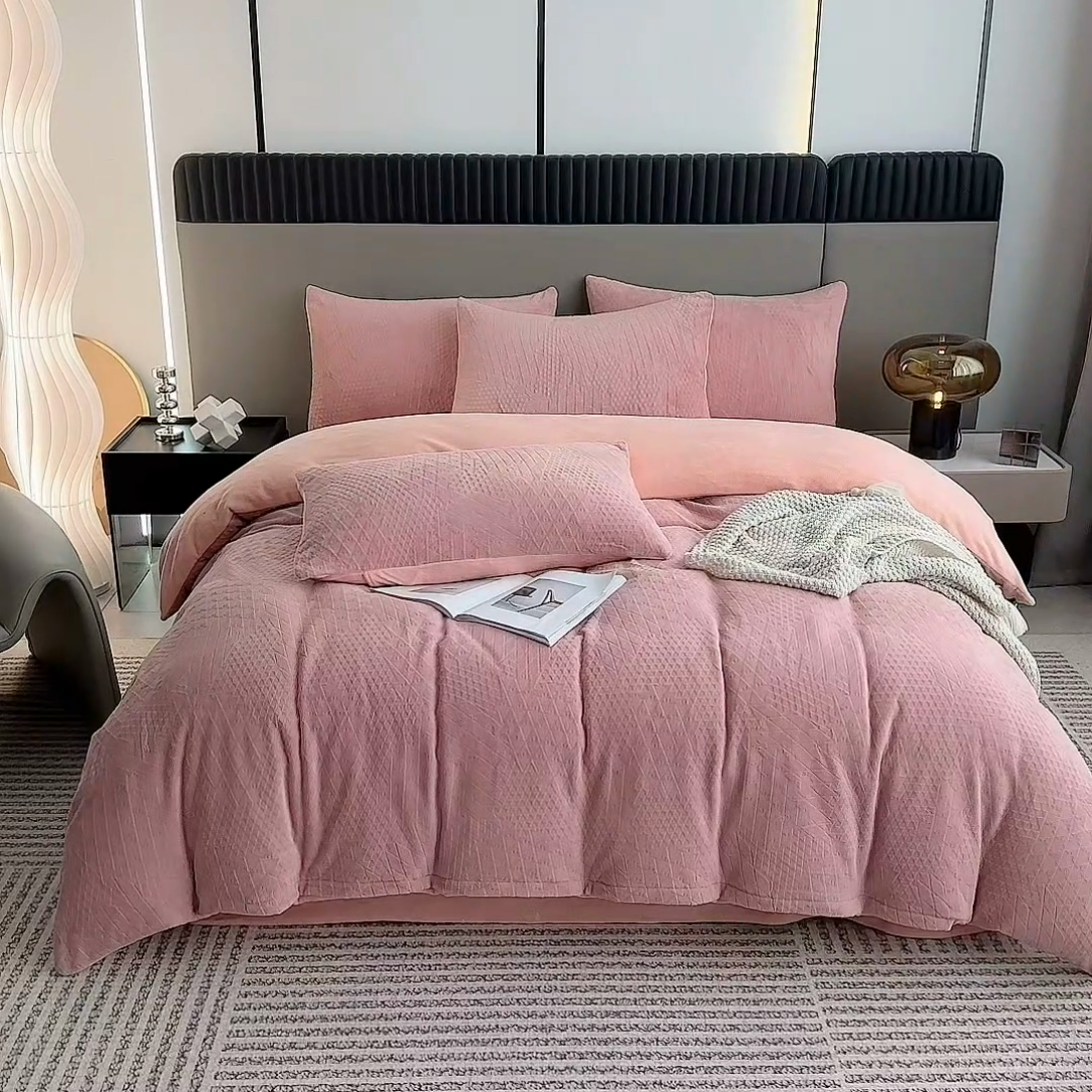 91家纺网 家纺一手货源 找家纺 铠畅家纺 2023爆款A类230g立体雕花牛奶绒四件套 七巧板粉