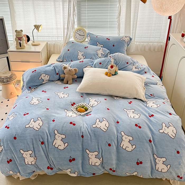 91家纺网 家纺一手货源 找家纺 昔可家纺  2023新款高克重印花牛奶绒卡通系列四件套 樱桃小奶狗