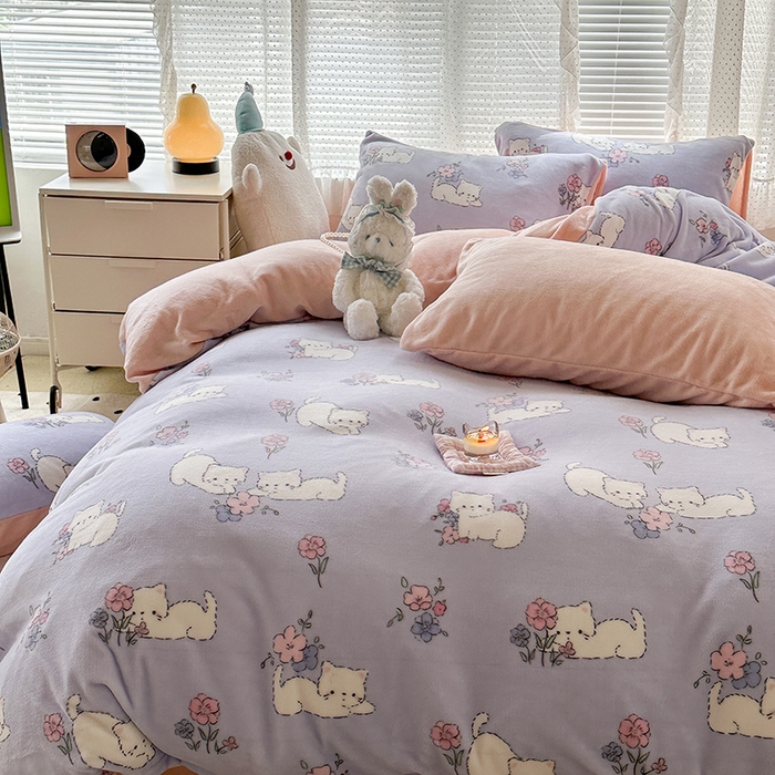 91家纺网 家纺一手货源 找家纺 昔可家纺  2023新款高克重印花牛奶绒卡通系列四件套 花花小猫咪