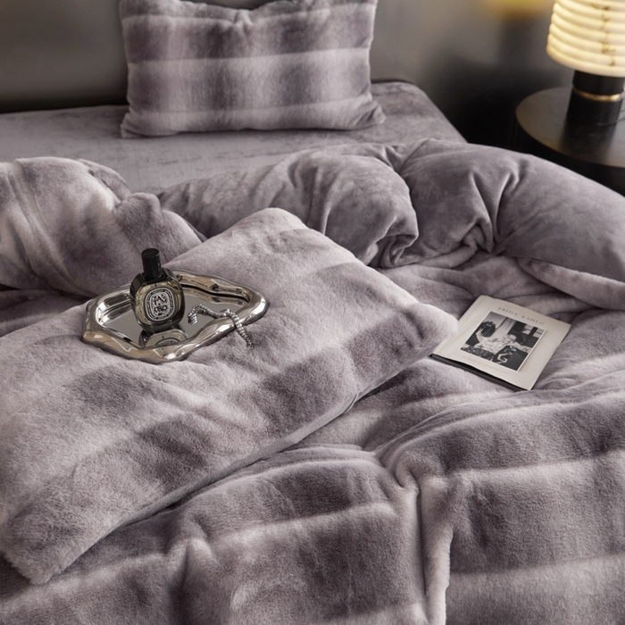 91家纺网 家纺一手货源 找家纺 金奇达家纺 2025秋冬保暖加厚绒类皮草绒四件套-【赛琳娜】系列 赛琳娜-紫灰