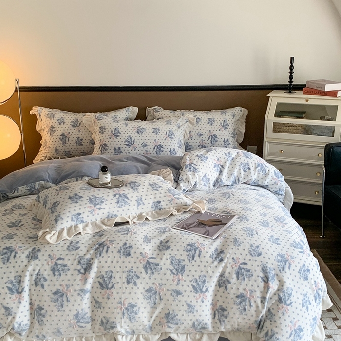 91家纺网 家纺一手货源 找家纺 潘朵拉 2023新款高克重法式花边着色雕花牛奶绒四件套 清浅（蓝）