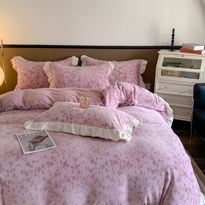 91家纺网 家纺一手货源 找家纺 潘朵拉 2023新款高克重法式花边着色雕花牛奶绒四件套 梨花粉紫