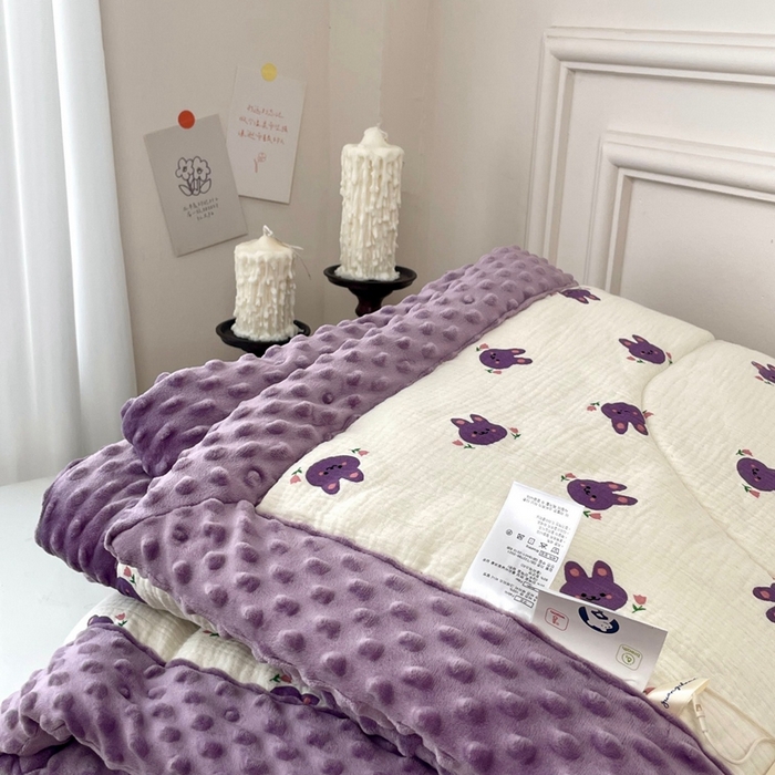 91家纺网 家纺一手货源 找家纺 源启生活 2023新款全棉皱皱纱手包边豆豆被 紫小兔
