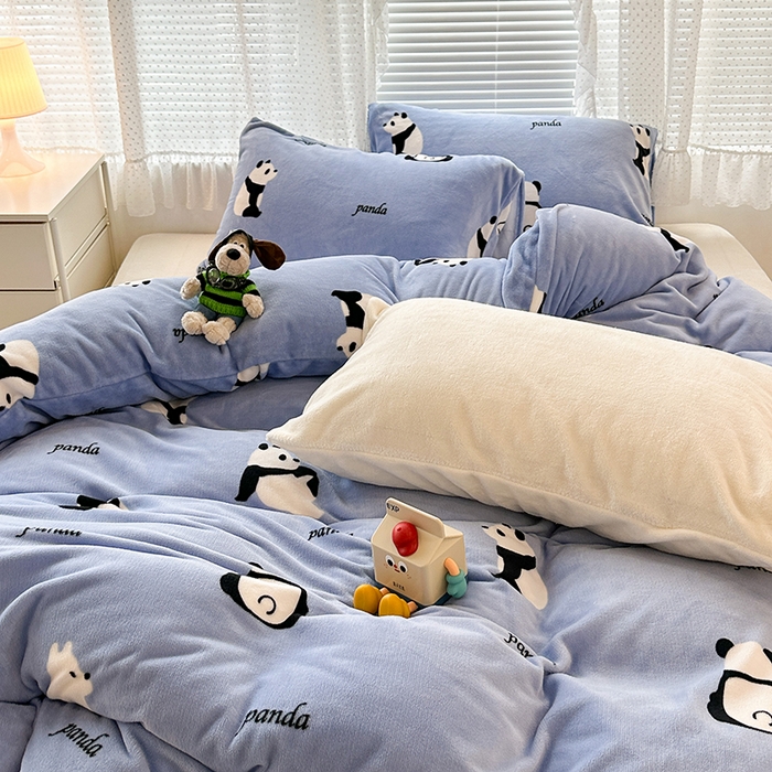 91家纺网 家纺一手货源 找家纺 昔可家纺  2023新款高克重印花牛奶绒卡通系列四件套 蓝底熊猫