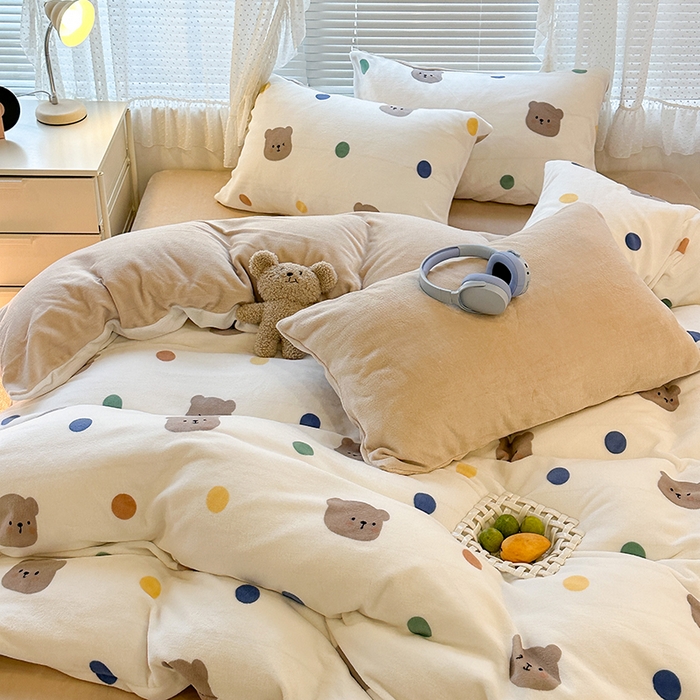 91家纺网 家纺一手货源 找家纺 昔可家纺  2023新款高克重印花牛奶绒卡通系列四件套 彩色波点熊