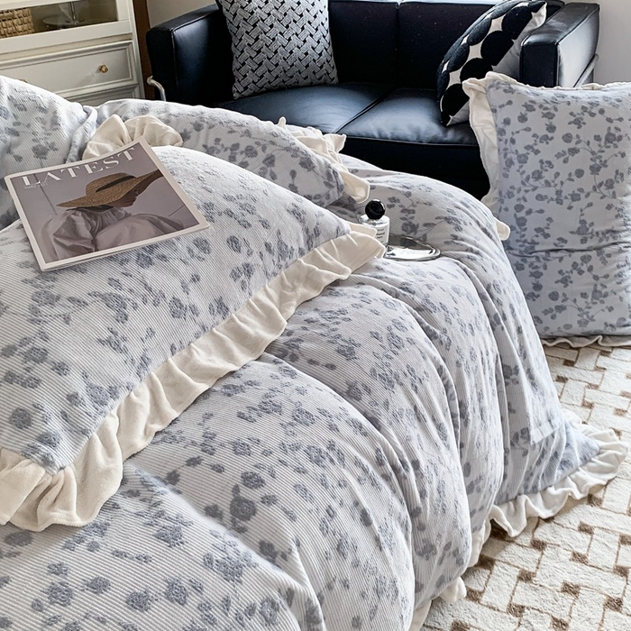 91家纺网 家纺一手货源 找家纺 潘朵拉 2023新款高克重法式花边着色雕花牛奶绒四件套 梨花兰