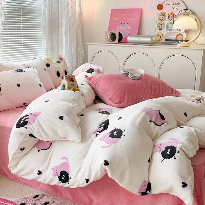 91家纺网 家纺一手货源 找家纺 昔可家纺  2023新款高克重印花牛奶绒卡通系列四件套 粉猫煤球