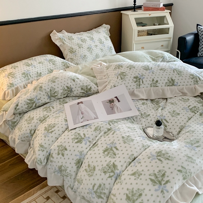 91家纺网 家纺一手货源 找家纺 潘朵拉 2023新款高克重法式花边着色雕花牛奶绒四件套 清浅（奶绿）