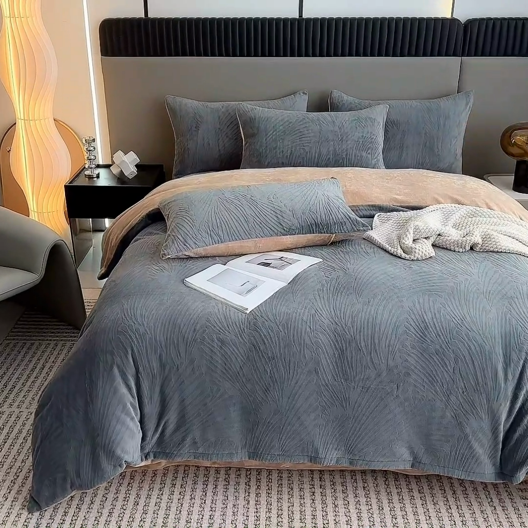 91家纺网 家纺一手货源 找家纺 铠畅家纺 2023爆款A类230g立体雕花牛奶绒四件套 大浪淘沙花型-灰
