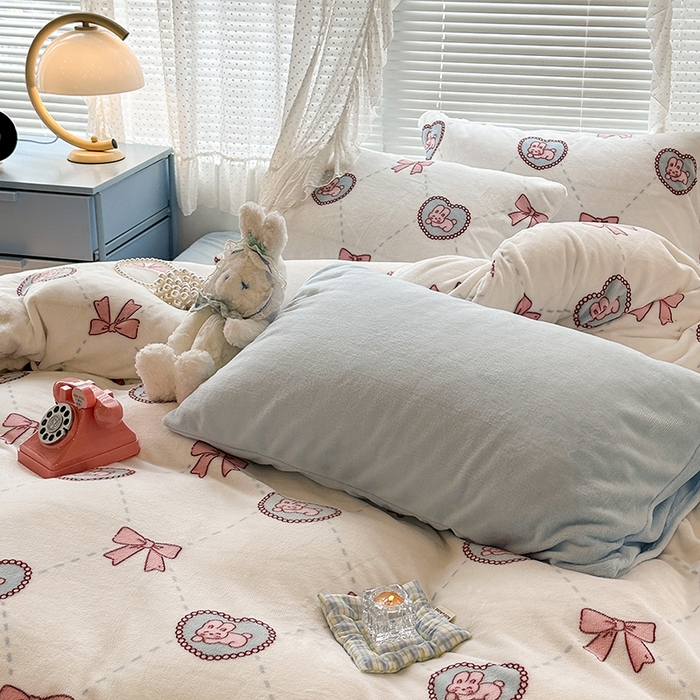 91家纺网 家纺一手货源 找家纺 昔可家纺  2023新款高克重印花牛奶绒卡通系列四件套 菱格爱心兔