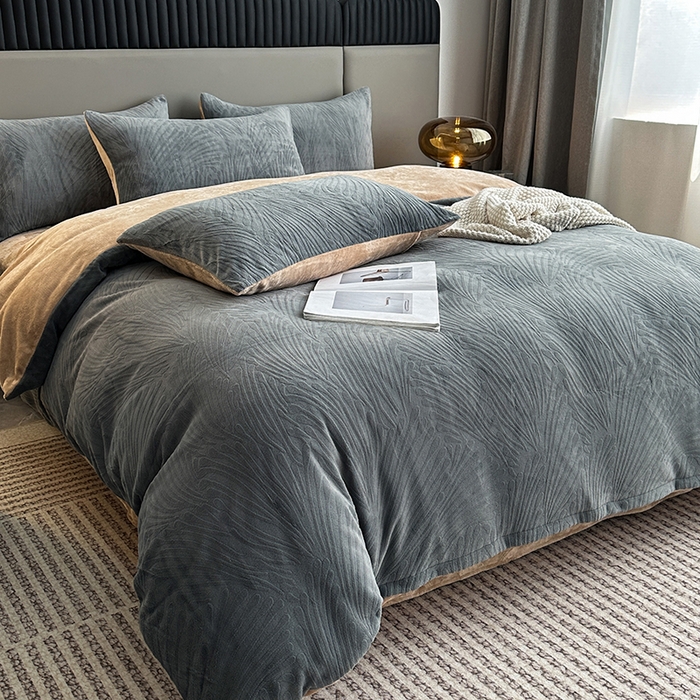 91家纺网 家纺一手货源 找家纺 铠畅家纺 2023爆款A类230g立体雕花牛奶绒四件套 大浪淘沙花型-灰