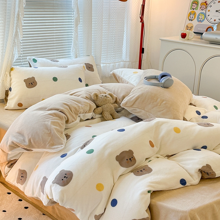 91家纺网 家纺一手货源 找家纺 昔可家纺  2023新款高克重印花牛奶绒卡通系列四件套 彩色波点熊