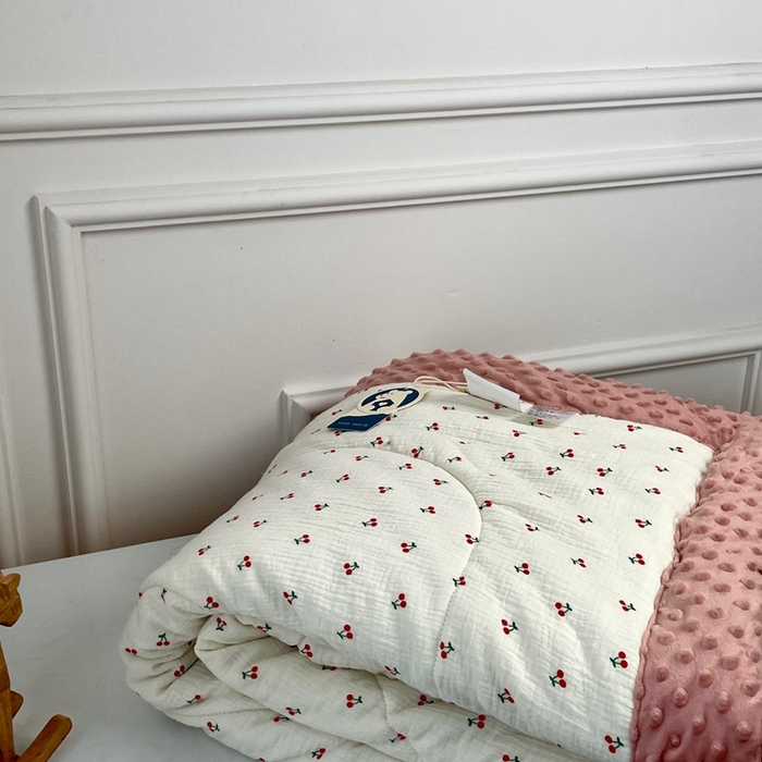 91家纺网 家纺一手货源 找家纺 源启生活 2023新款全棉皱皱纱手包边豆豆被 小樱桃