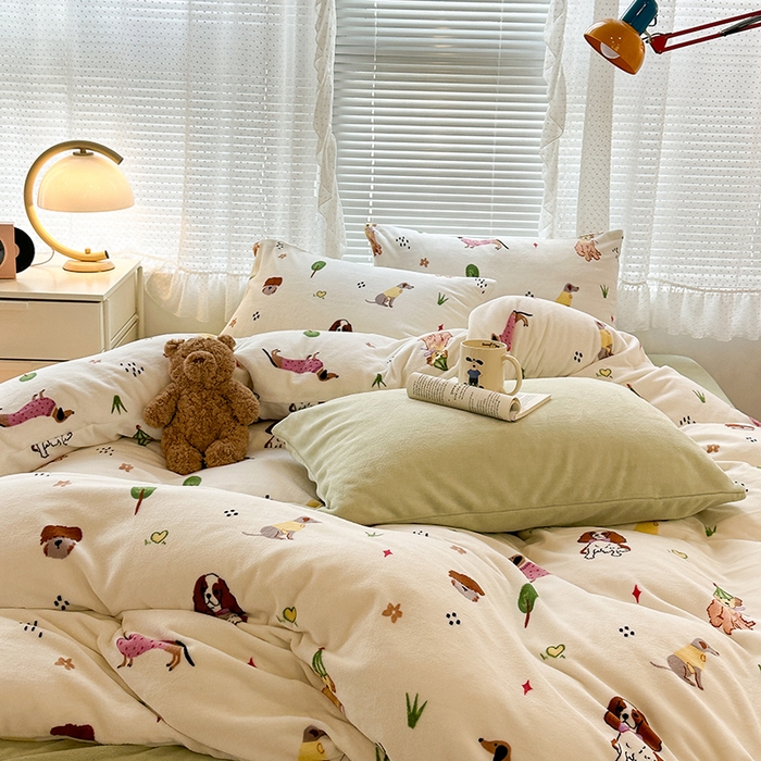 91家纺网 家纺一手货源 找家纺 昔可家纺  2023新款高克重印花牛奶绒卡通系列四件套 萌宠狗狗