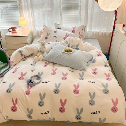 91家纺网 家纺一手货源 找家纺 昔可家纺  2023新款高克重印花牛奶绒卡通系列四件套 长耳朵兔兔