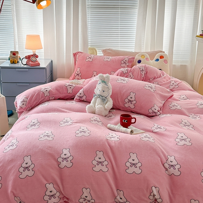 91家纺网 家纺一手货源 找家纺 昔可家纺  2023新款高克重印花牛奶绒卡通系列四件套 多巴胺兔兔