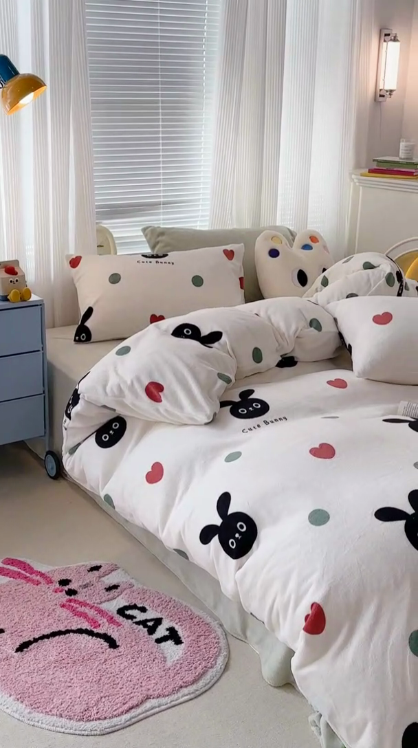 91家纺网 家纺一手货源 找家纺 昔可家纺  2023新款高克重印花牛奶绒卡通系列四件套 波点小黑兔