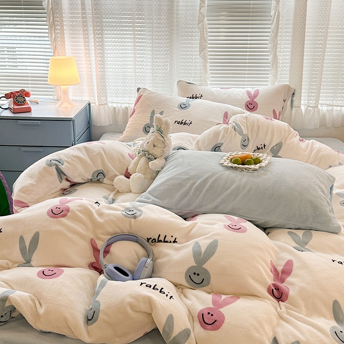 91家纺网 家纺一手货源 找家纺 昔可家纺  2023新款高克重印花牛奶绒卡通系列四件套 长耳朵兔兔