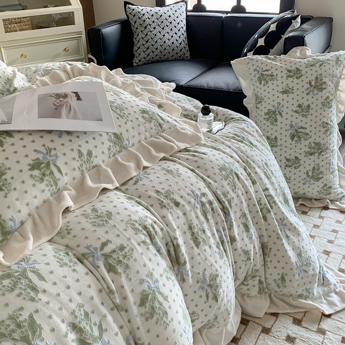 91家纺网 家纺一手货源 找家纺 潘朵拉 2023新款高克重法式花边着色雕花牛奶绒四件套 清浅（奶绿）