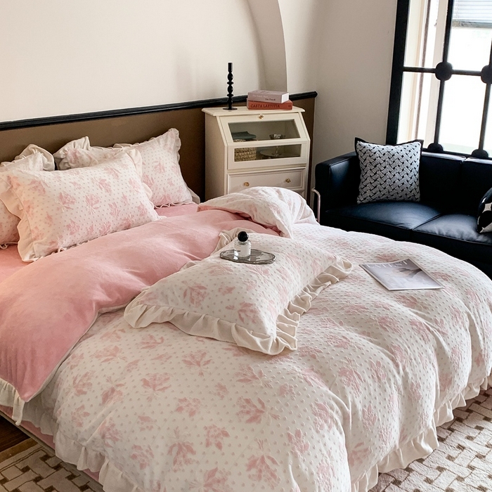 91家纺网 家纺一手货源 找家纺 潘朵拉 2023新款高克重法式花边着色雕花牛奶绒四件套 清浅（粉)